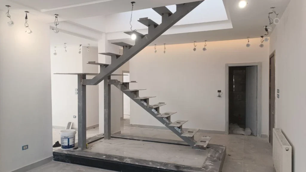 تركيب الدرج الداخلي 1 شركة ارابيسك للديكور والتصميم الداخلي تصميم وتنفيذ اعمال الديكور في عمان الاردن وضواحيها photo 2024 04 05 11 01 45 شركة ارابيسك